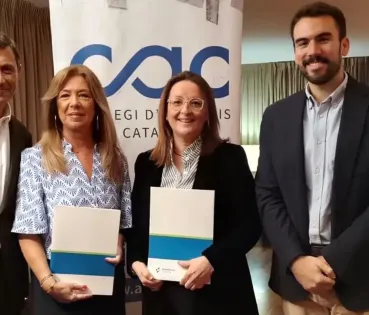 De izquierda a derecha: Diego Almendáriz, gerente del CAC; Marisa Galán, presidenta del CAC; Mónica Pujol, directora ejecutiva de Assistència Sanitària, y Víctor Molina, actuario de seguros de Assistència Sanitària.