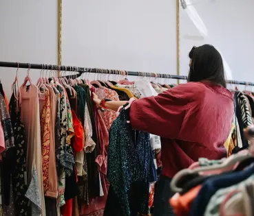 ¿Son los mercados de segunda mano una solución real al desperdicio de ropa?