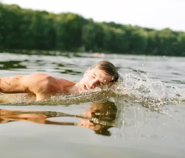 ¿Es saludable el baño en ríos o pantanos?