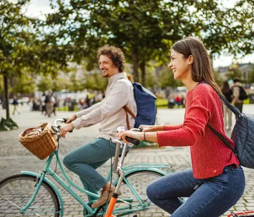 Pareja en bicicleta. Estilo de vida saludable.