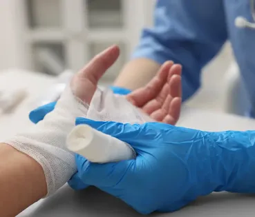 Mano humana vendada después de la mordedura de perro. Cuidado animal y prevención de la rabia