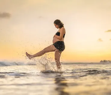 Mujer embarazada en la playa, prevención en verano.