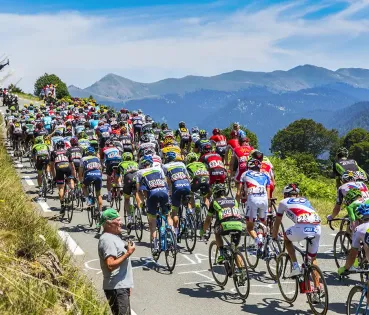 Ciclistas participantes del Tour de Francia. Concepto de esfuerzo y superación a través del deporte y el ciclismo
